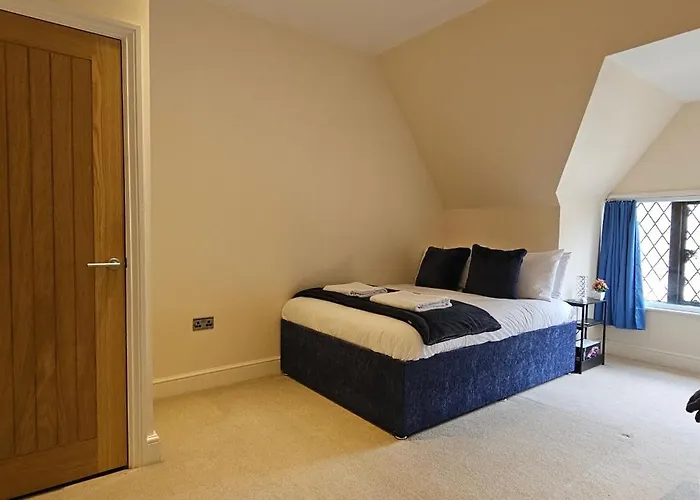 Modern Town Centre Flat 11 At Christchurch Park