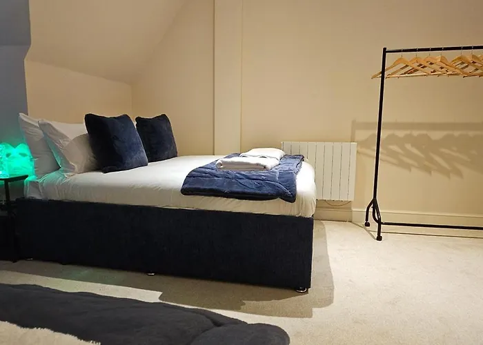 Modern Town Centre Flat 11 At Christchurch Park